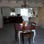 Maison Sur Les Bords De Vienne.