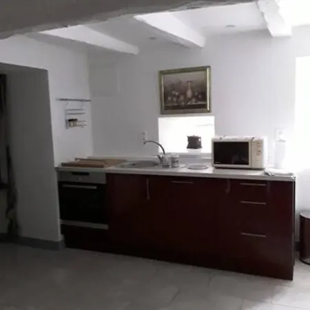 Maison Sur Les Bords De Vienne. Queaux