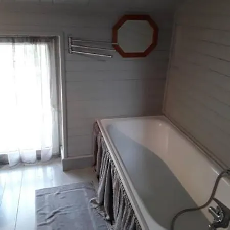 Maison Sur Les Bords De Vienne.